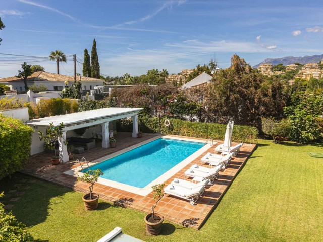 Villa con 5 Dormitorios  en Elviria