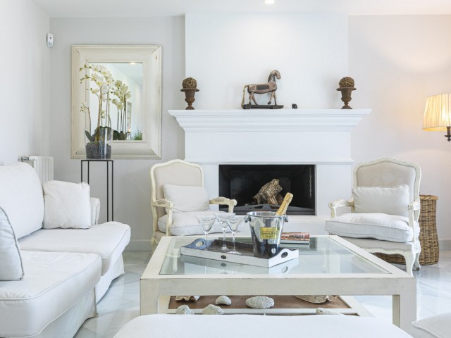 Villa con 5 Dormitorios  en Elviria