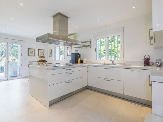 Villa con 5 Dormitorios  en Elviria