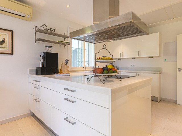 Villa con 5 Dormitorios  en Elviria