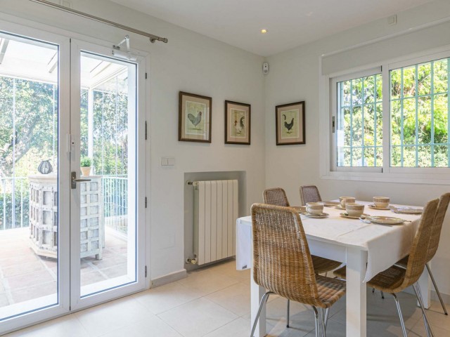 Villa con 5 Dormitorios  en Elviria