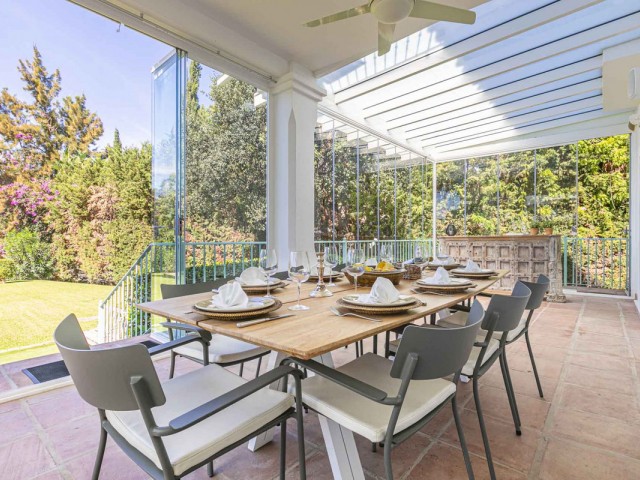 Villa con 5 Dormitorios  en Elviria