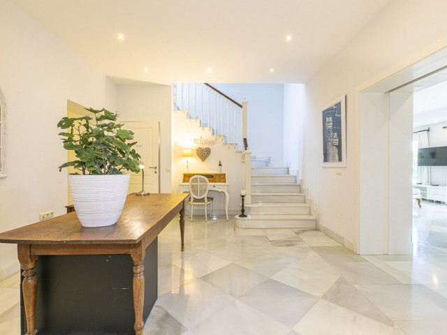 Villa con 5 Dormitorios  en Elviria