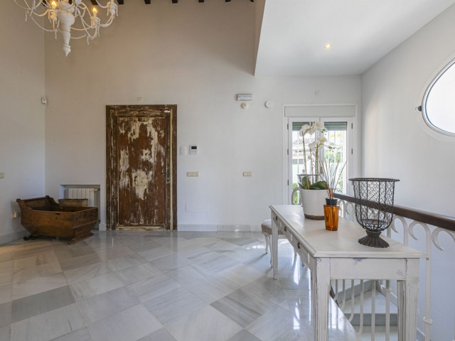 Villa con 5 Dormitorios  en Elviria