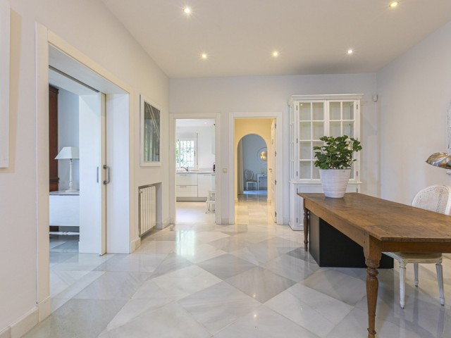 Villa con 5 Dormitorios  en Elviria