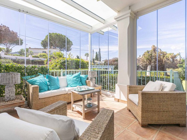 Villa con 5 Dormitorios  en Elviria