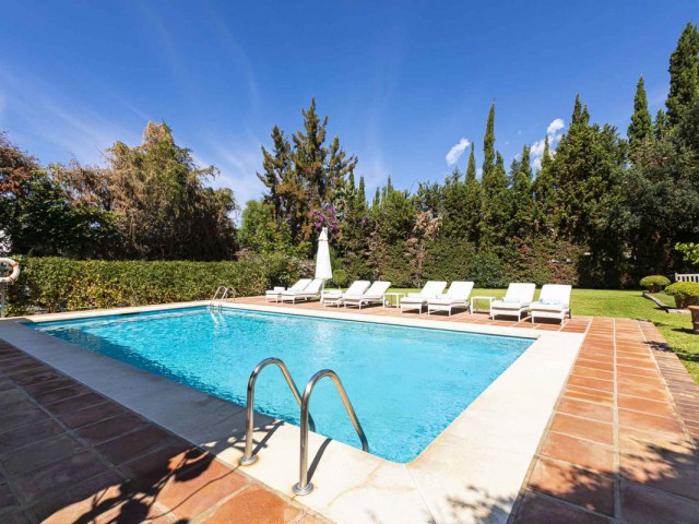 Villa con 5 Dormitorios  en Elviria