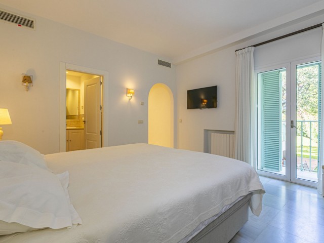 Villa con 5 Dormitorios  en Elviria