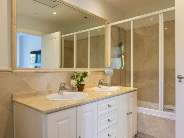 Villa con 5 Dormitorios  en Elviria