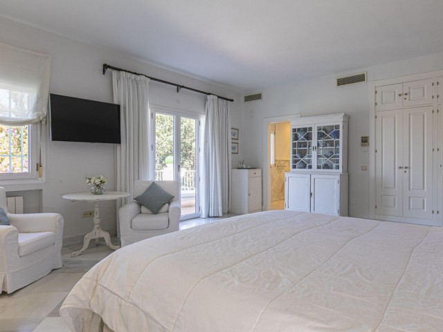 Villa con 5 Dormitorios  en Elviria