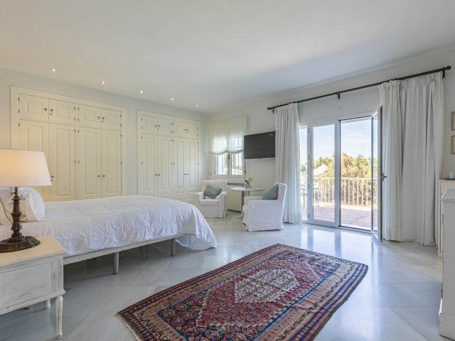 Villa con 5 Dormitorios  en Elviria