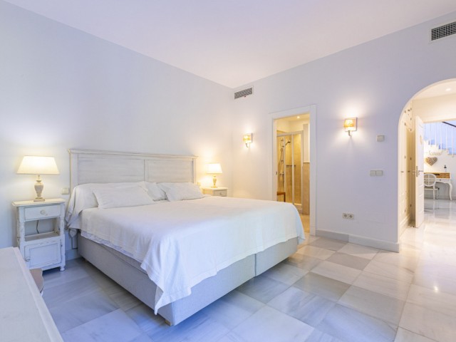 Villa con 5 Dormitorios  en Elviria