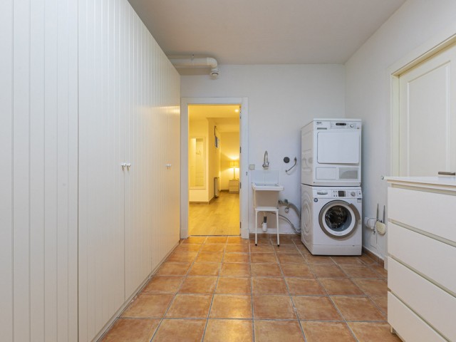 Villa con 5 Dormitorios  en Elviria