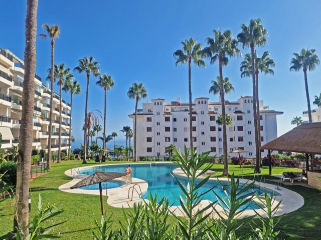 Apartamento con 2 Dormitorios  en Calahonda