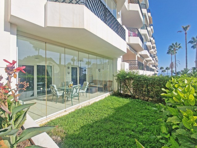 Apartamento con 2 Dormitorios  en Calahonda