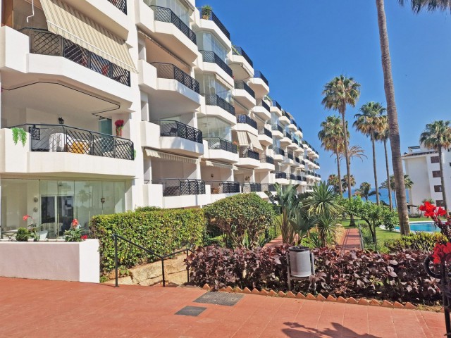 Apartamento con 2 Dormitorios  en Calahonda