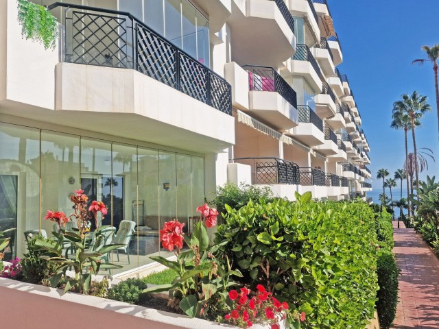 Apartamento con 2 Dormitorios  en Calahonda