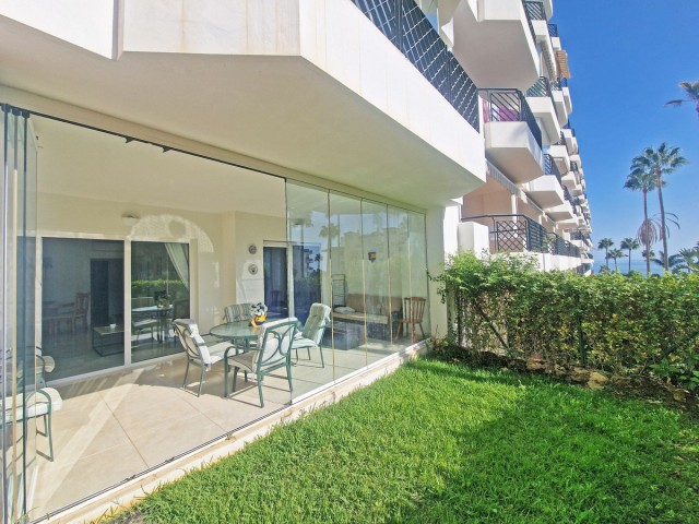 Apartamento con 2 Dormitorios  en Calahonda