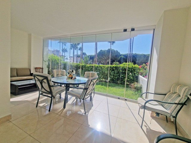 Apartamento con 2 Dormitorios  en Calahonda