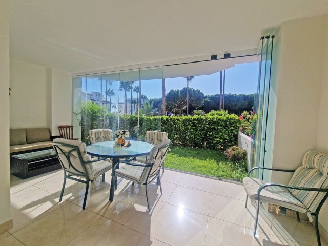 Apartamento con 2 Dormitorios  en Calahonda