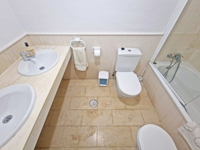 Apartamento con 2 Dormitorios  en Calahonda