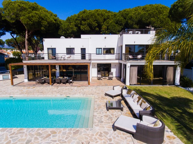 8 Bedrooms Villa in Artola
