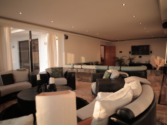 8 Bedrooms Villa in Artola