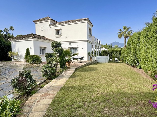 5 Bedrooms Villa in Nueva Andalucía