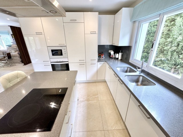 5 Bedrooms Villa in Nueva Andalucía