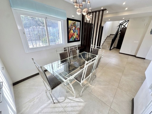 5 Bedrooms Villa in Nueva Andalucía