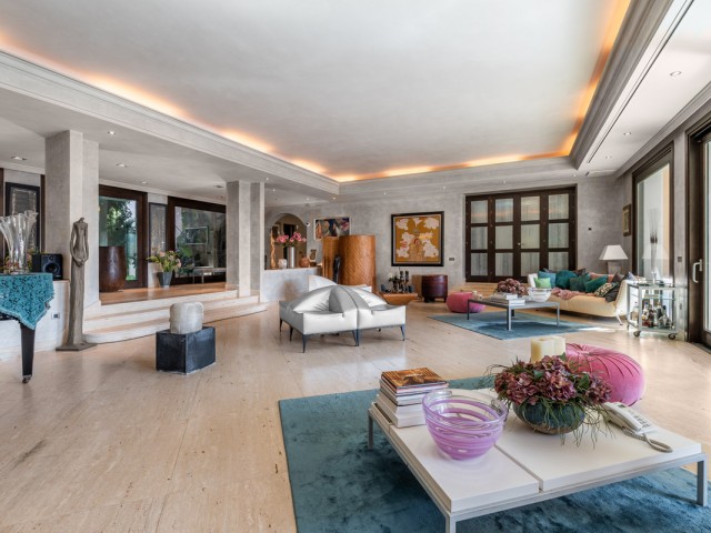 8 Bedrooms Villa in Estepona