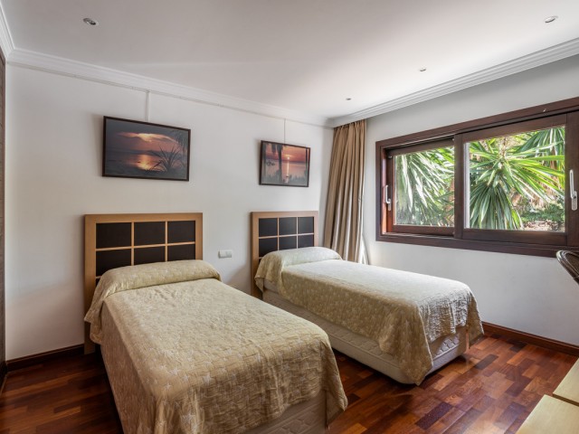 8 Bedrooms Villa in Estepona