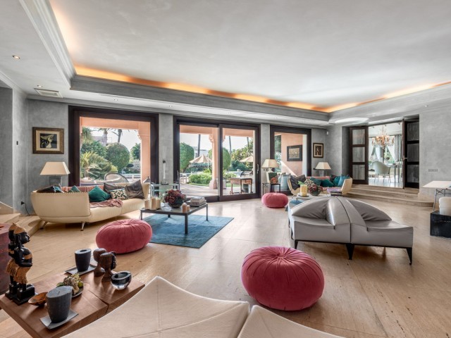 8 Bedrooms Villa in Estepona