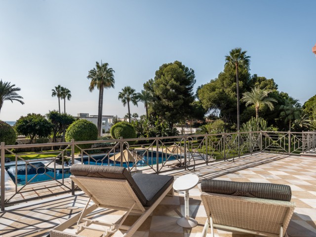 8 Bedrooms Villa in Estepona