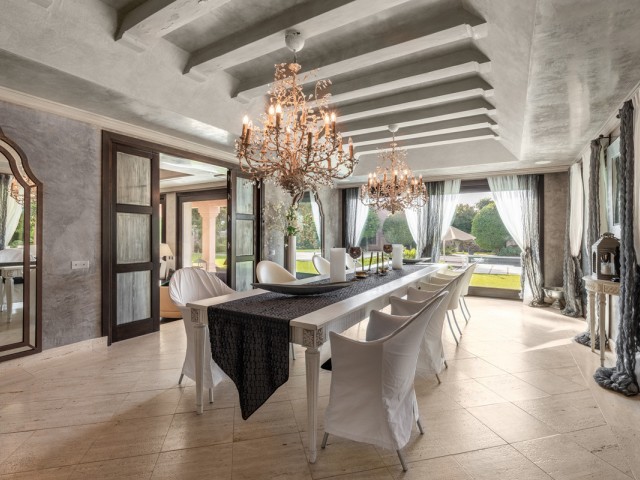8 Bedrooms Villa in Estepona