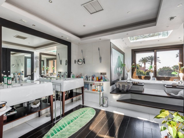 8 Bedrooms Villa in Estepona