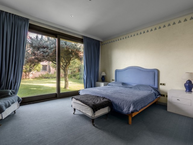 8 Bedrooms Villa in Estepona