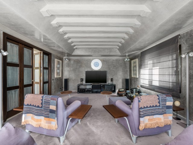 8 Bedrooms Villa in Estepona