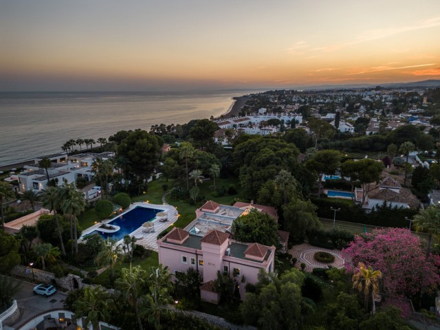 8 Bedrooms Villa in Estepona