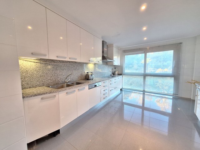 Apartamento con 3 Dormitorios  en Nueva Andalucía