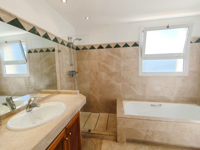 3 Makuuhuoneen Huoneisto San Roque Club