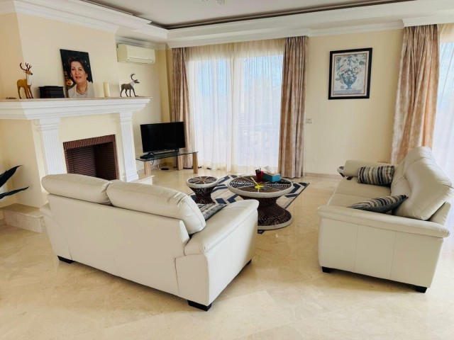 Villa avec 5 Chambres  à Casares