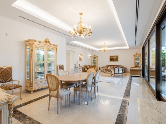 Villa avec 7 Chambres  à Guadalmina Baja