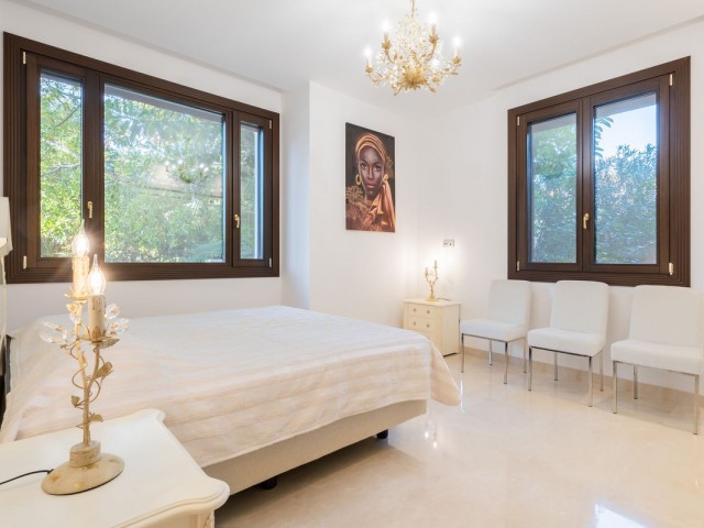 Villa avec 7 Chambres  à Guadalmina Baja