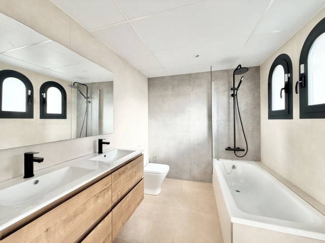 3 Bedrooms Townhouse in Estepona