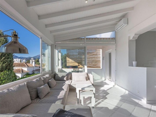 Maison mitoyenne avec 4 Chambres  à Guadalmina Alta