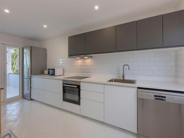 Maison mitoyenne avec 4 Chambres  à Guadalmina Alta