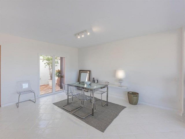 Maison mitoyenne avec 4 Chambres  à Guadalmina Alta