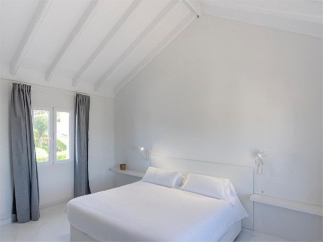 Maison mitoyenne avec 4 Chambres  à Guadalmina Alta