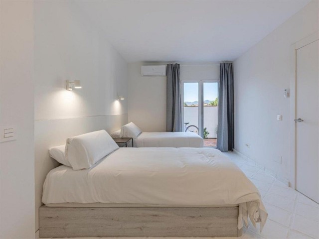 Maison mitoyenne avec 4 Chambres  à Guadalmina Alta